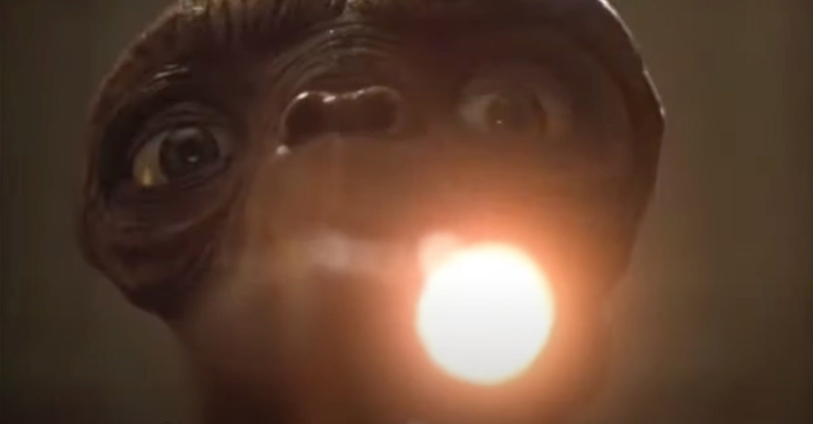 Szene aus Spielbergs Film „ET, der Außerirdische“, in der ET den verletzten Finger von Elliot mit seinem leuchtenden Autsch-Finger heilt. ;-). Autsch-Finger-Marketing: Samsung kontert „Crush“-iPad-Werbeclip